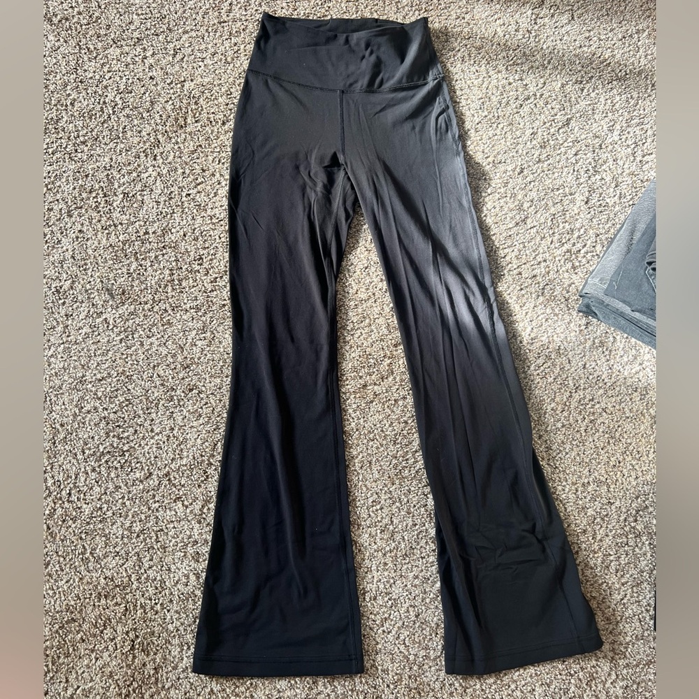 Women’s lululemon Groove Nulu Super-High-Rise Flared
Pant Regular